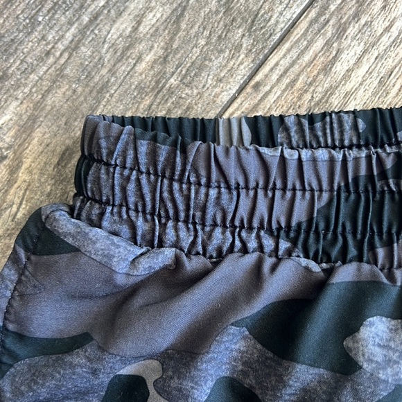 Old navy active  camouflage shorts - Picture 5 of 9